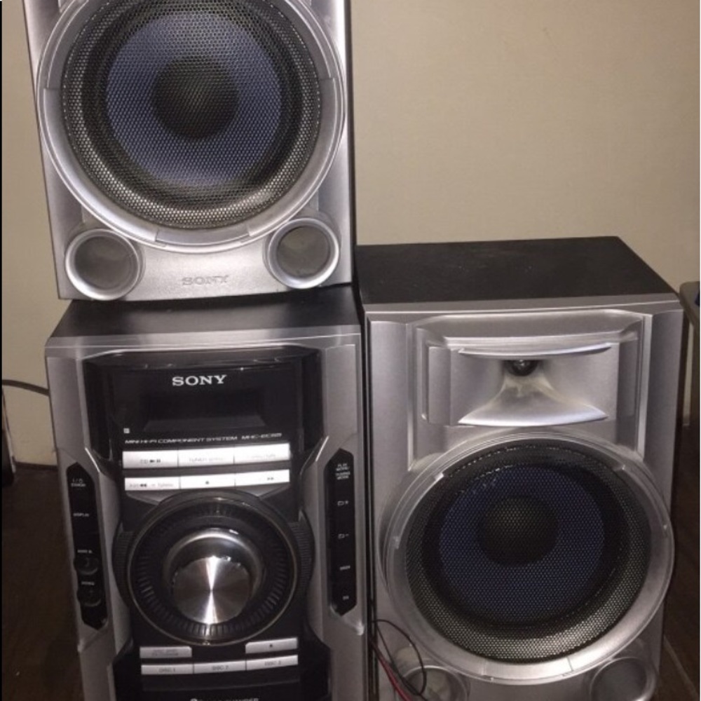 Sony radio w/ 2 speakers